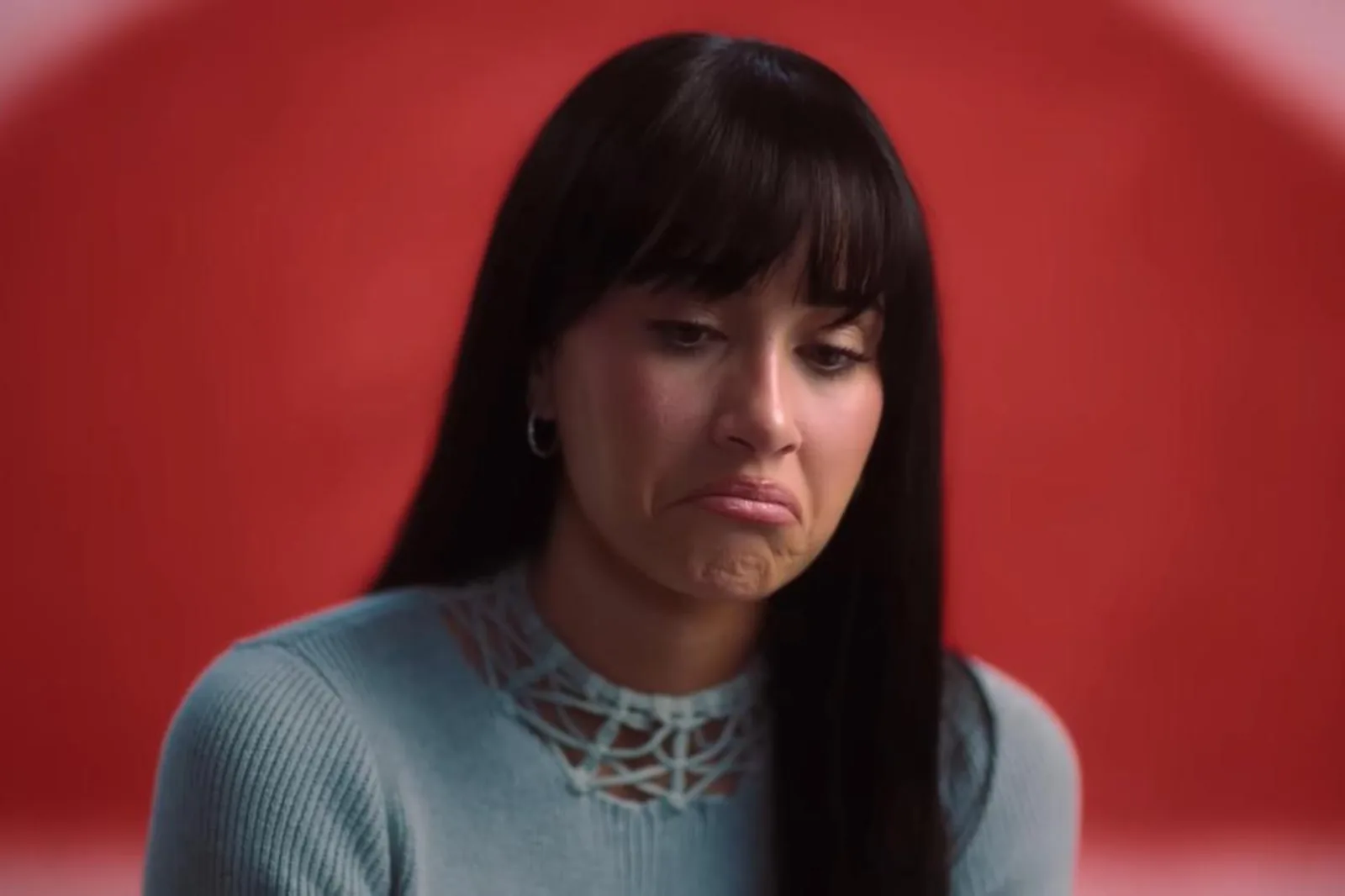 Aitana frente a un fondo rojo