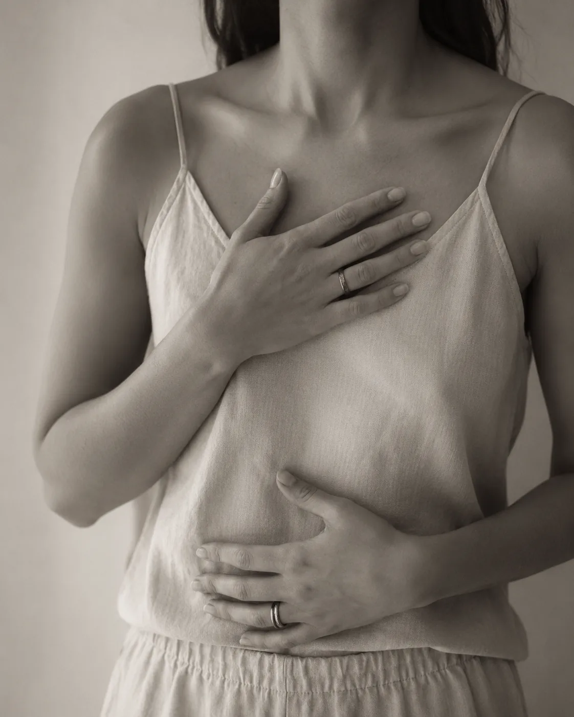 Ilustración en blanco y negro de una mujer con las manos sobre el pecho y el abdomen